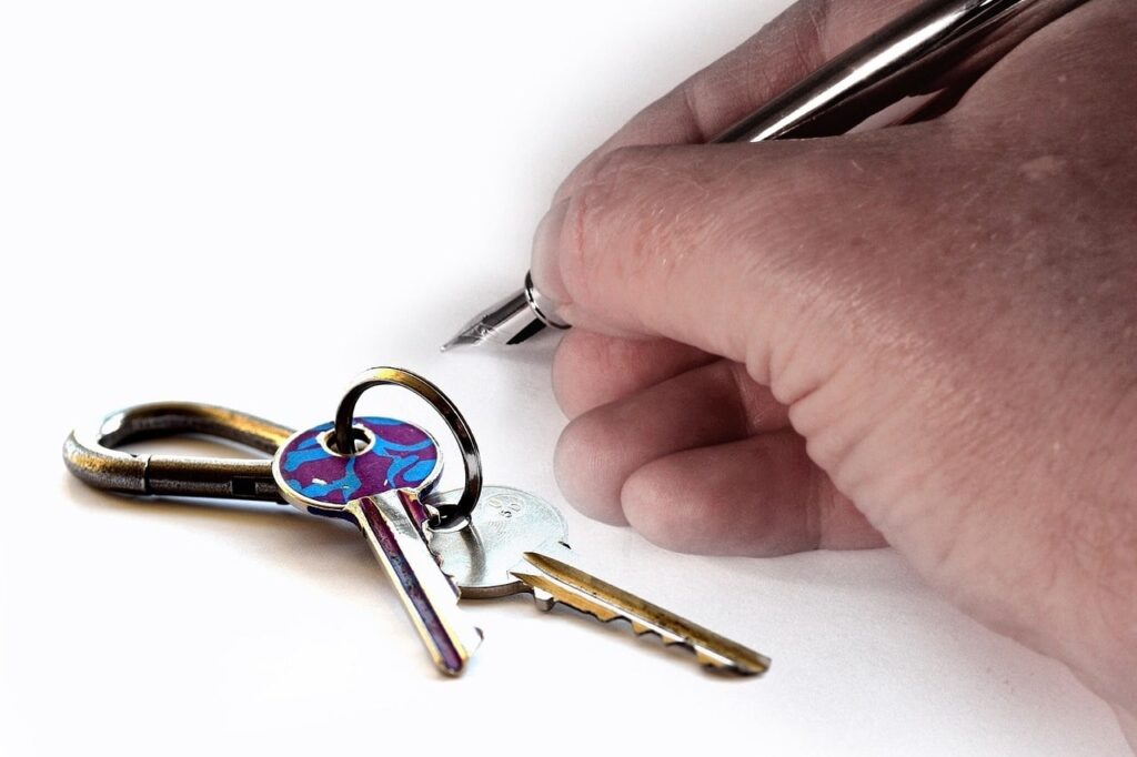 Арендатор подписывает долгосрочный договор аренды квартиры